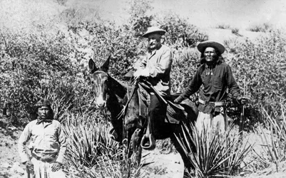 General George Crook em uma mula, com dois Apache no Arizona, 1882